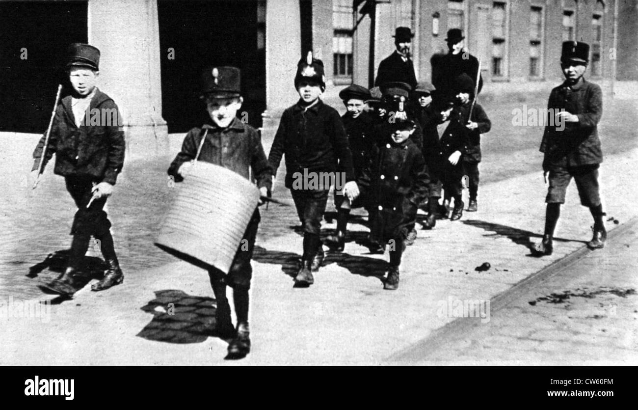 La Première Guerre mondiale. Les enfants jouer à la guerre dans les rues de La Haye (1915) Banque D'Images