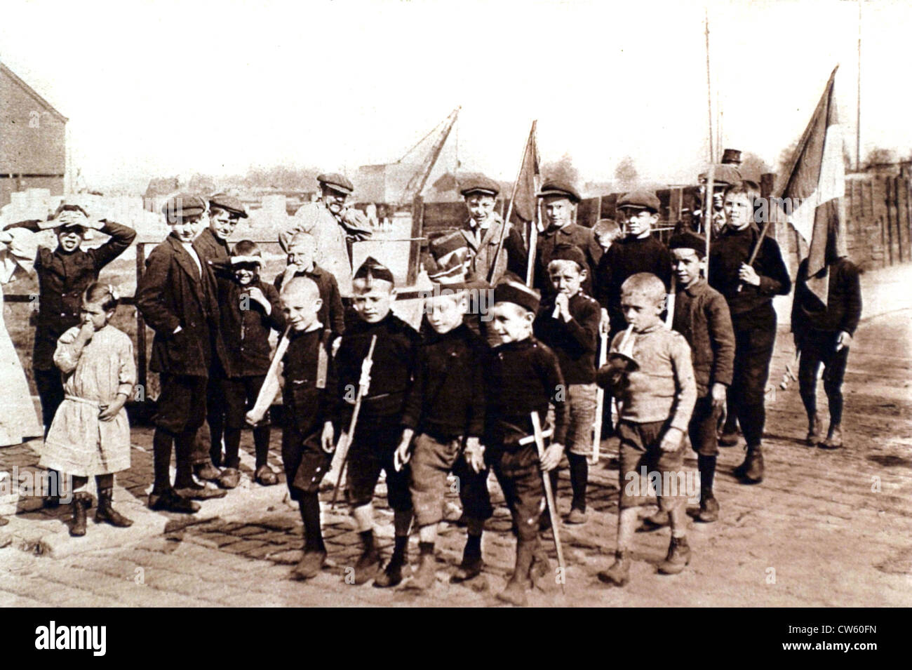 La Première Guerre mondiale. Les enfants jouer à la guerre mars le long des quais d'Anvers (1915) Banque D'Images