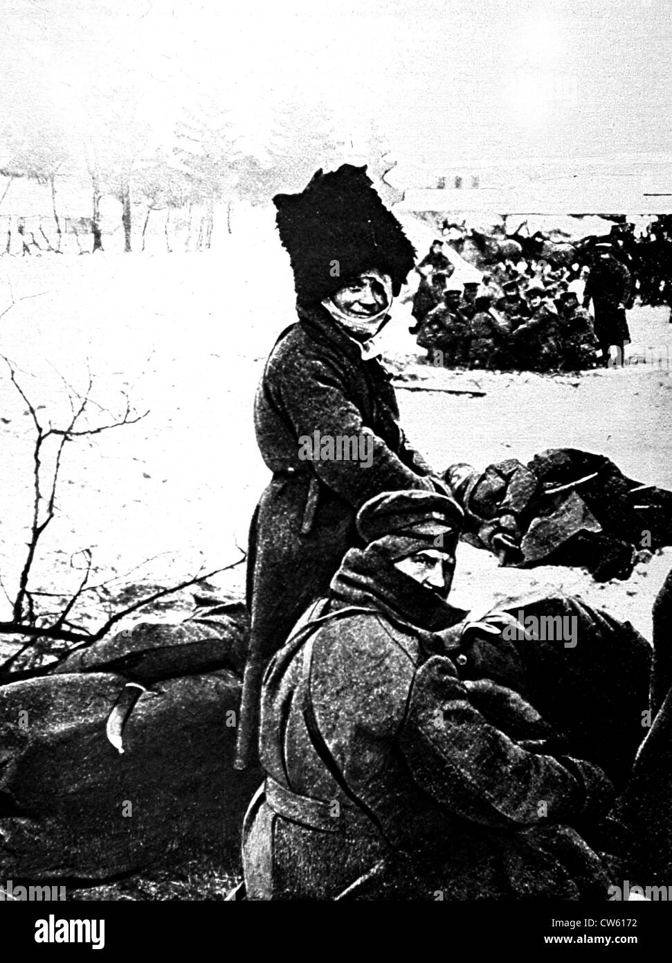 La Première Guerre mondiale sur le front, les soldats russes n'ont pas peur de l'hiver et facilement dormir dans la neige (1915) Banque D'Images
