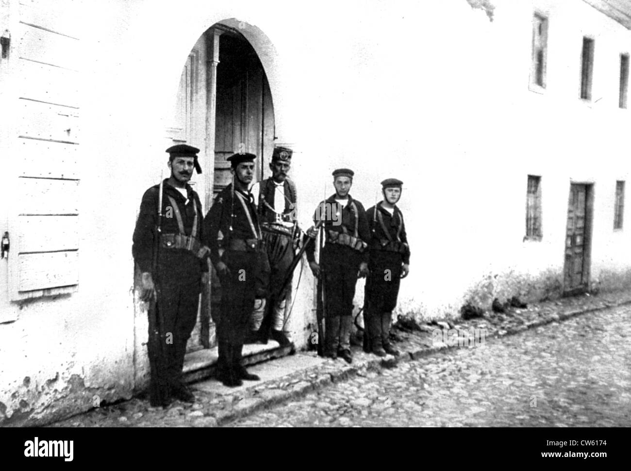 La Première Guerre mondiale. Dans Vallona, Italien marins et un soldat d'Essad Pacha de garde en face de l'administration centrale du personnel (1915) Banque D'Images