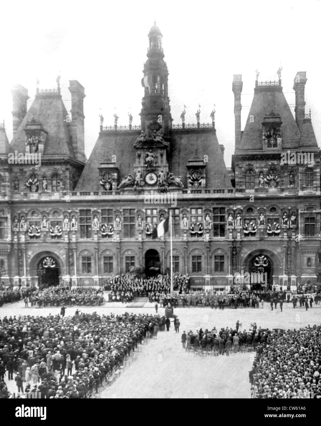 A Paris, commémoration de la Révolution française de juillet 1830 sur la Place de l'Hôtel-de-Ville (1930) Banque D'Images