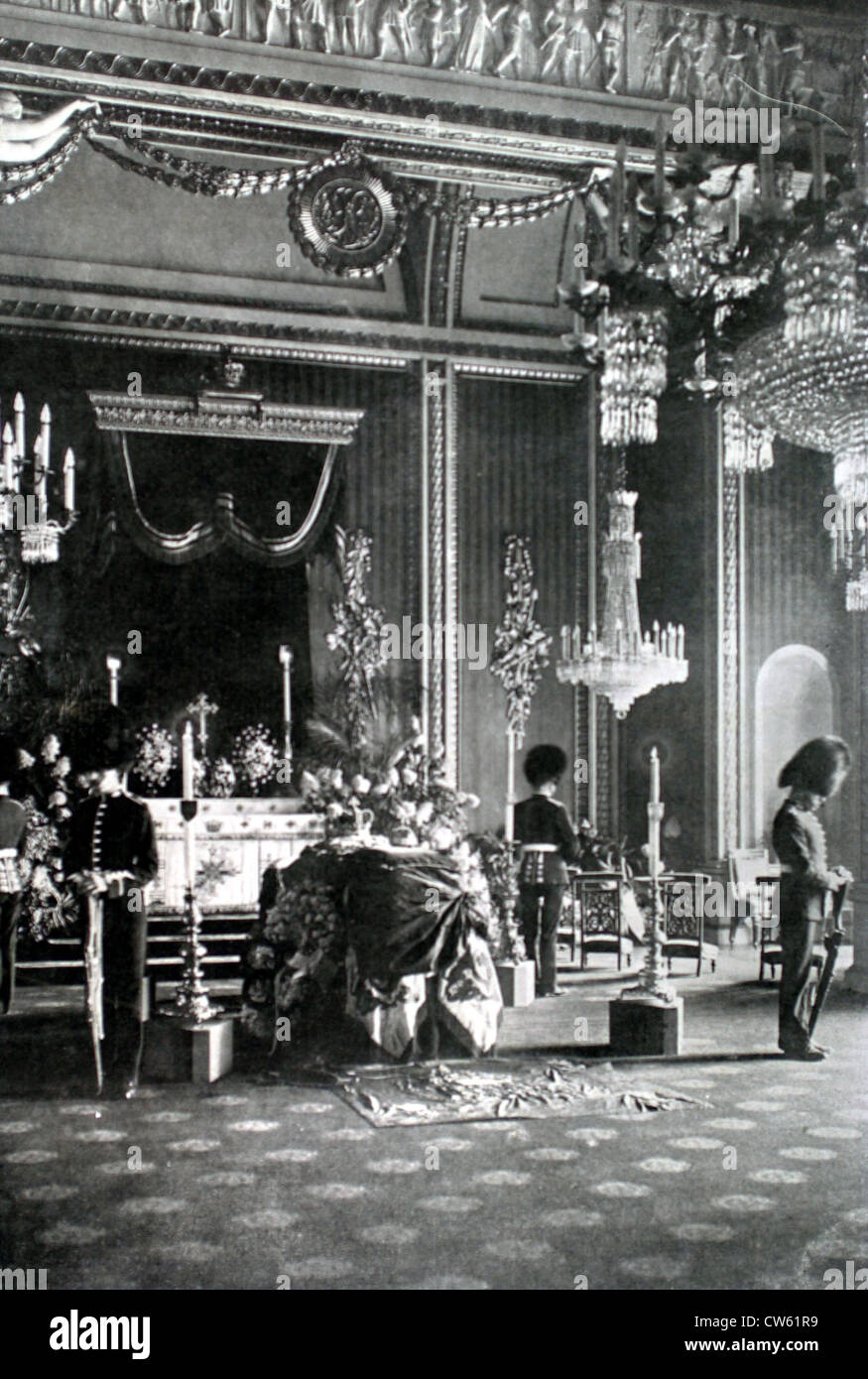 Édouard VII's royal coffin affiche dans la salle du trône, dans le palais de Buckingham (13 au 17 mai 1910) Banque D'Images