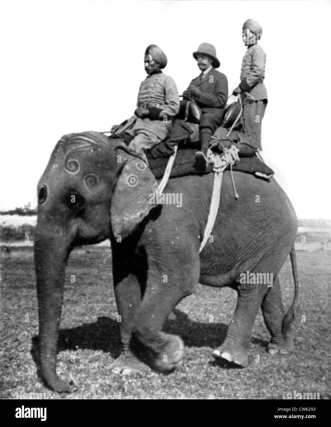 Le roi George V d'Angleterre, empereur des Indes tiger chasse et de rhinocéros sur les motifs du maharadjah du Népal en 1912. Banque D'Images