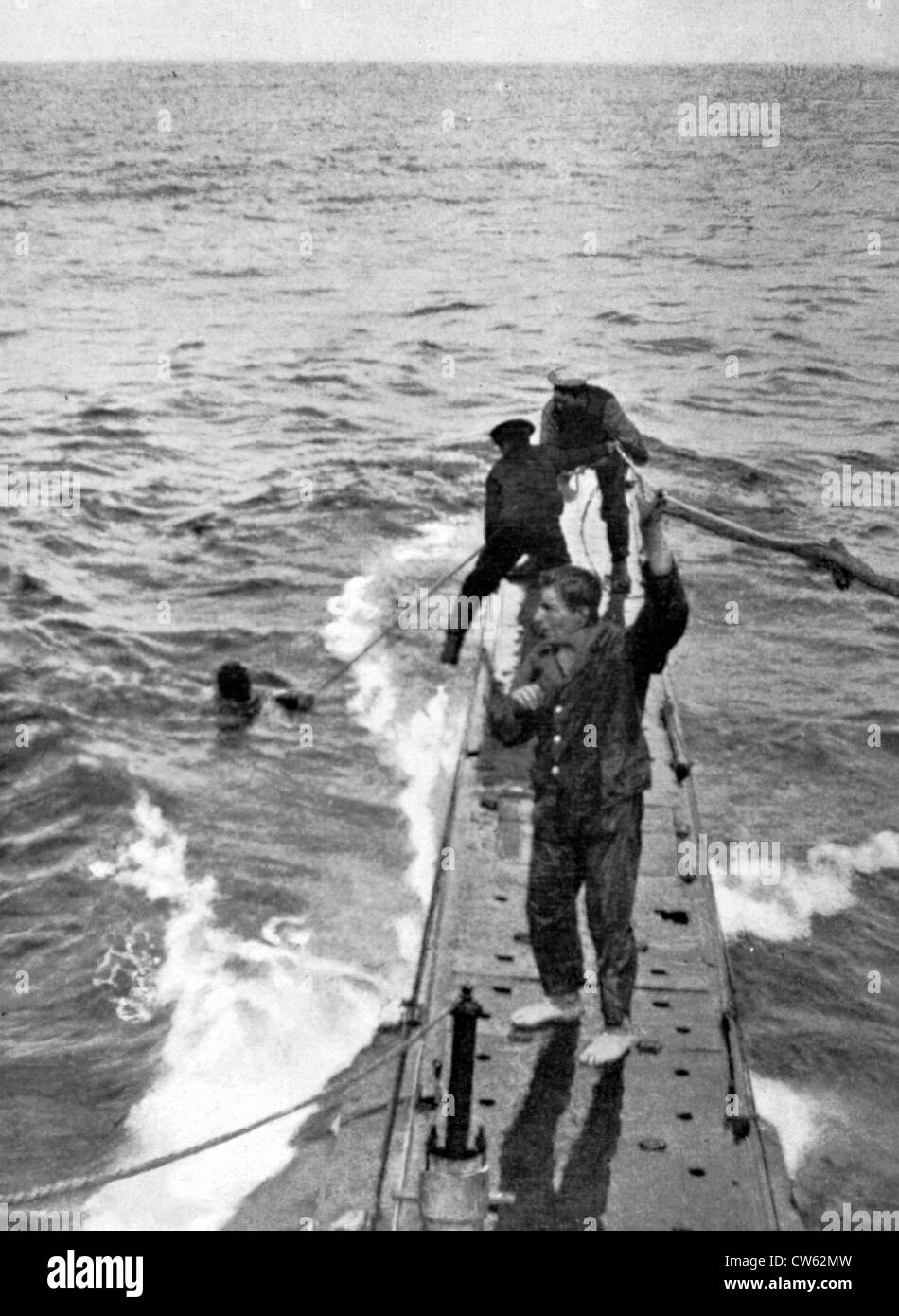 Les marins secourus par un Allemand l'équipage d'un sous-marin britannique (1916) Banque D'Images