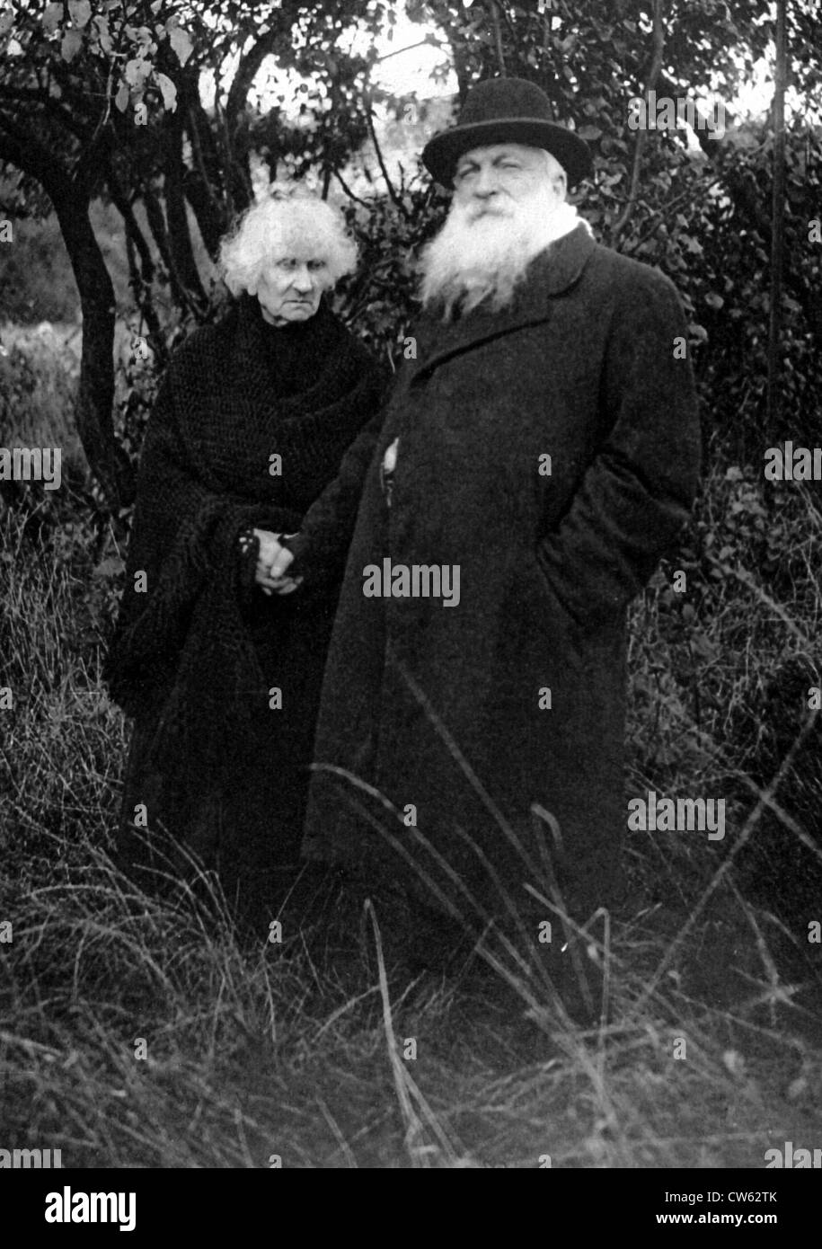 Sculpteur français Auguste Rodin photographié dans le parc de sa villa à Meudon, 1916 Banque D'Images