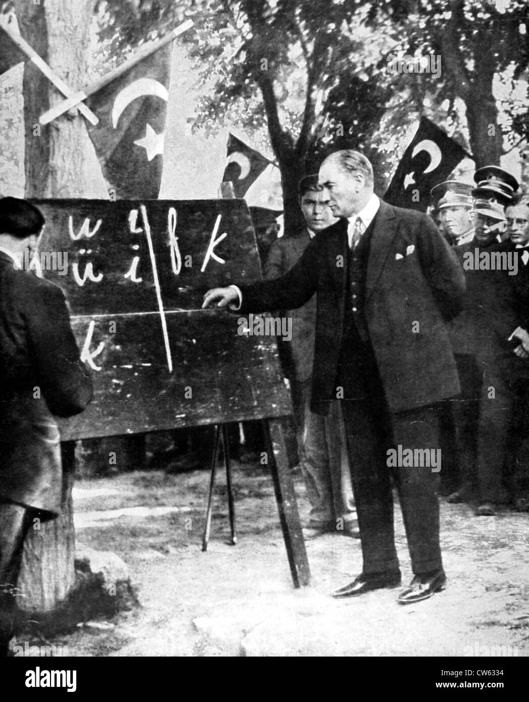 Le président de la République turc Mustapha Kemal donner leçon d'écriture avec l'alphabet latin sur place publique Sivas (Anatolie) (1928) Banque D'Images