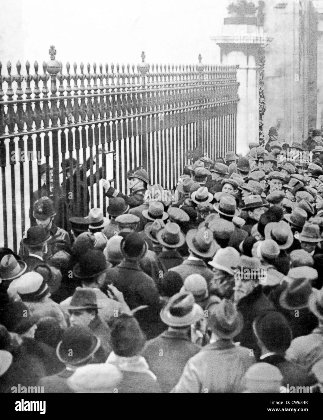 Rassemblement londoniens aux portes du palais de Buckingham, lorsque le roi George V's medical bulletin est affiché Banque D'Images