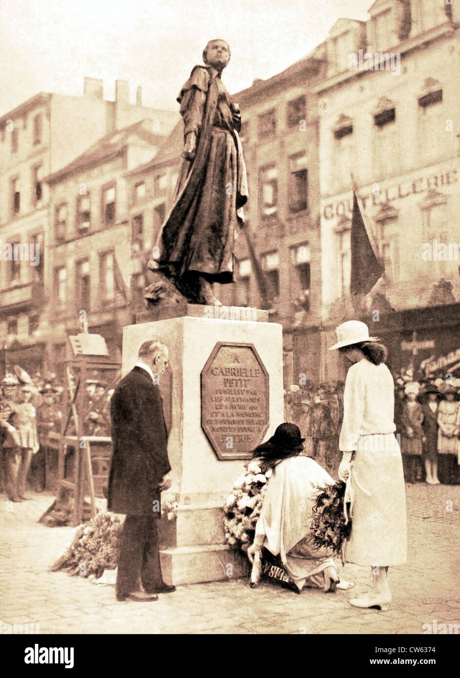 La Reine Elisabeth Belgique accompagné sa fille La Princesse Marie-José mise pied fleurs statue Gabrielle Petit shot allemands Banque D'Images