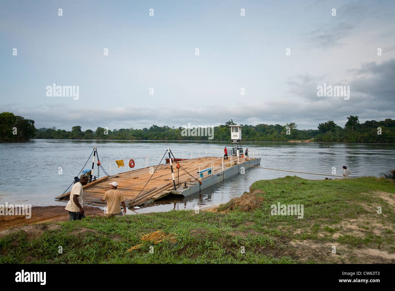 Traversée en ferry entre fleuve Essequibo, Georgetown - Lethem