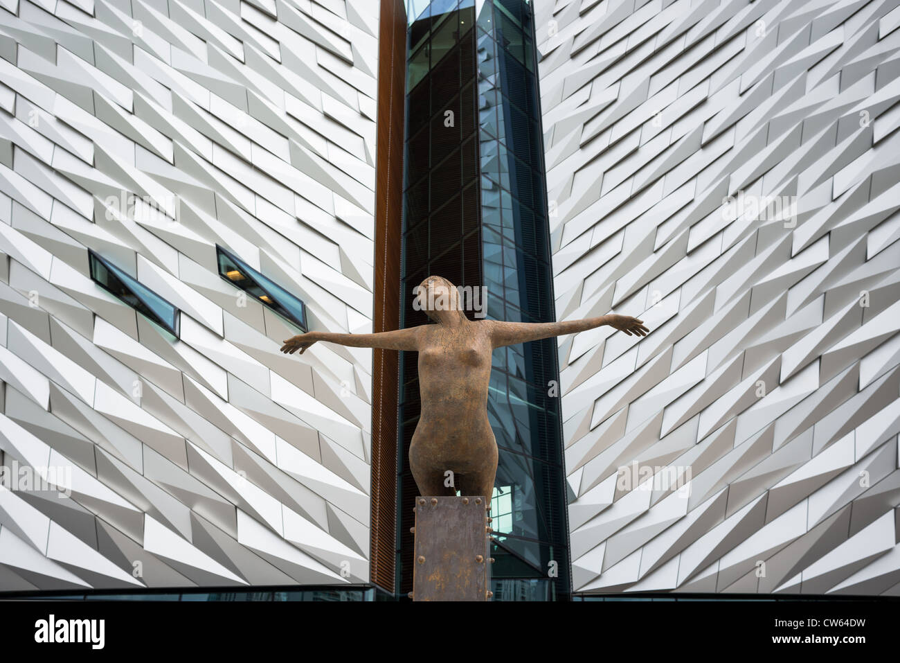 Titanica sculpture en face de Titanic Belfast visitor attraction et monument à Titanic quart de Belfast, en Irlande du Nord. Banque D'Images