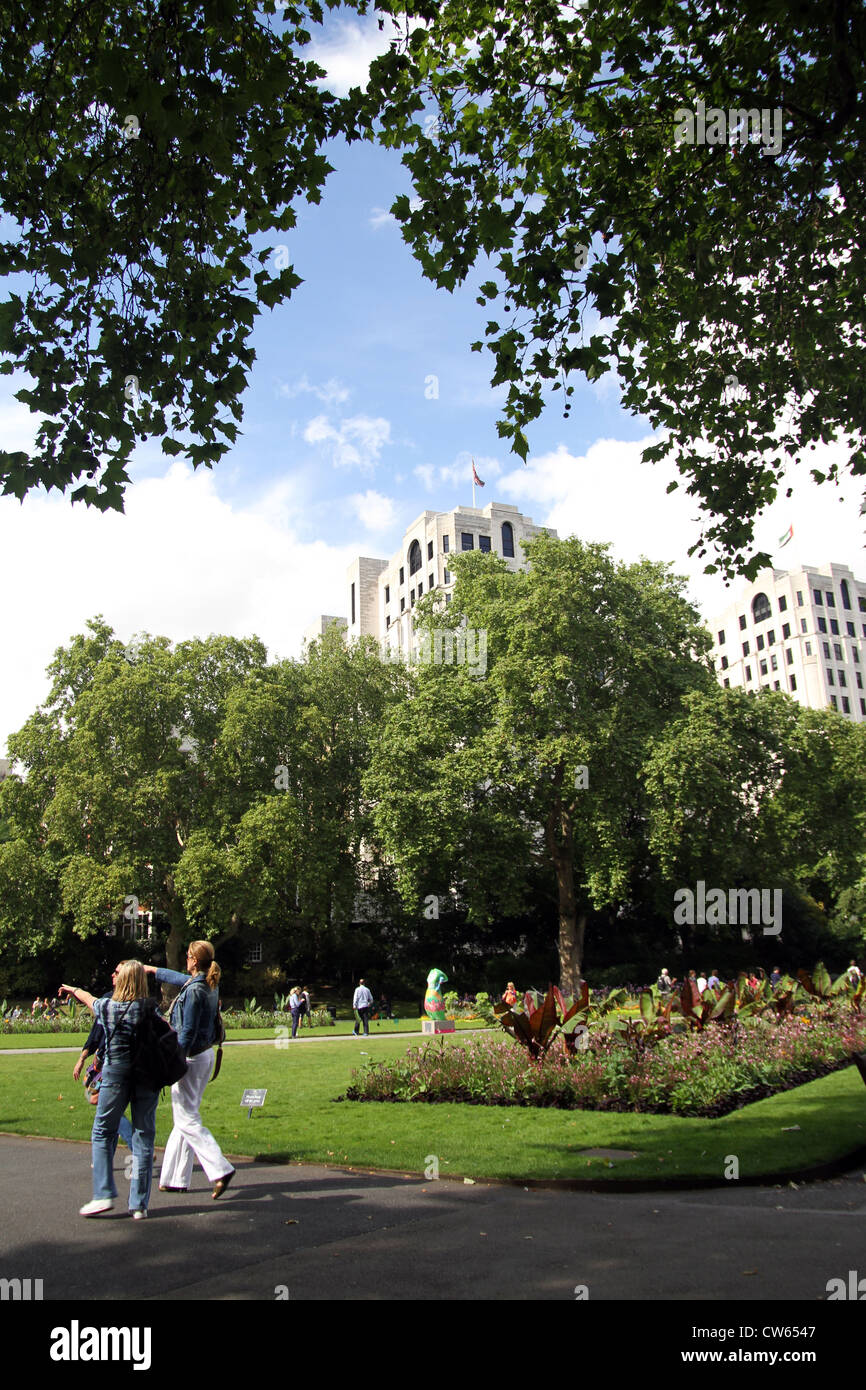 Le Victoria Embankment Gardens sont une série de jardins sur le côté nord de la Tamise entre Blackfriars Bridge et Wes Banque D'Images