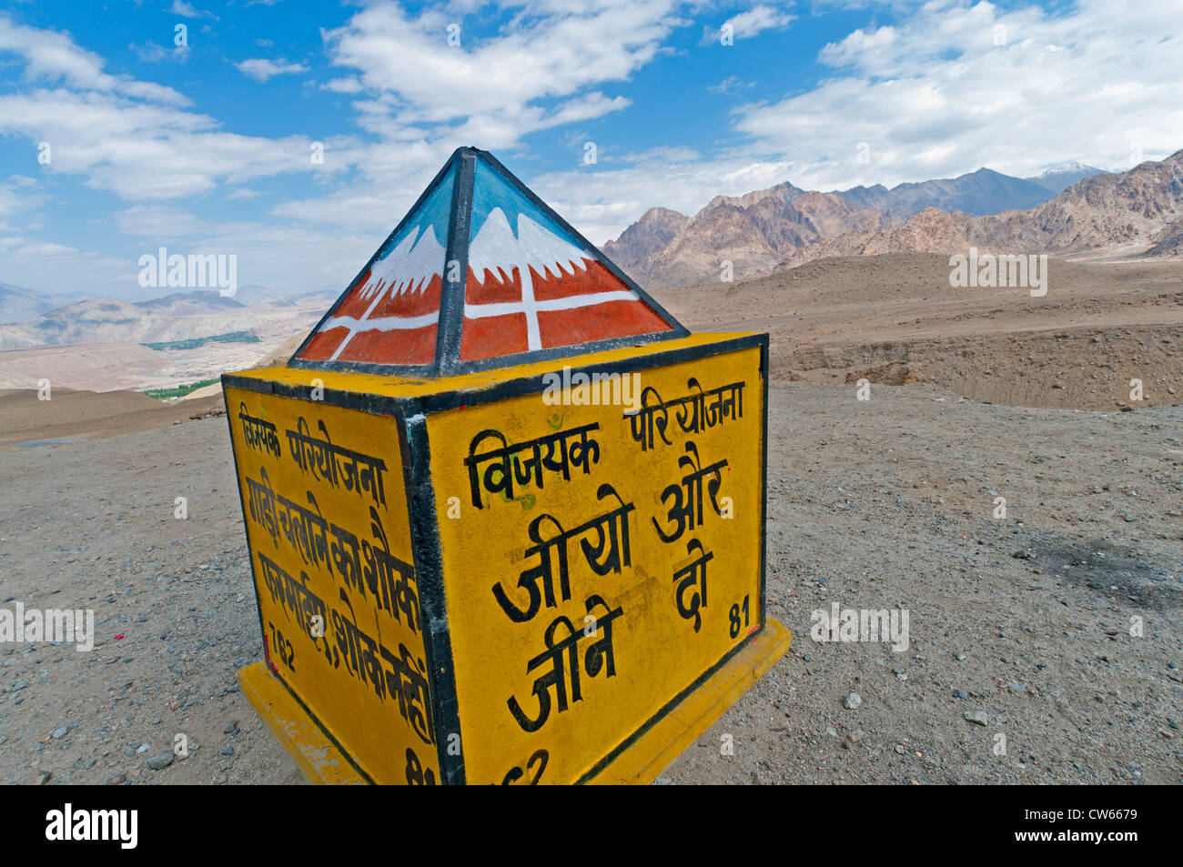 Marqueur de route le long de la route Leh-Manali dans les montagnes du Ladakh, Inde Banque D'Images
