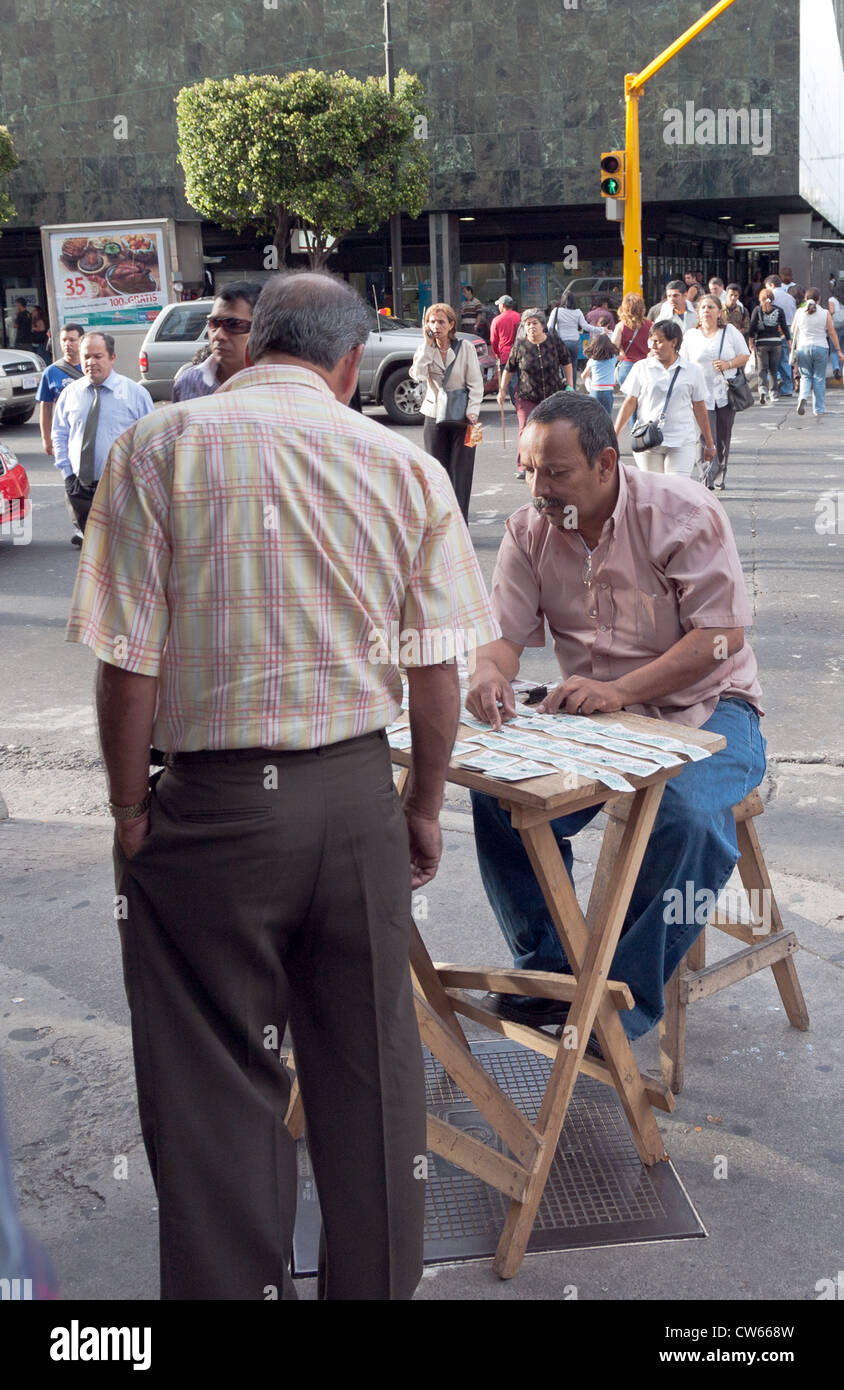San Jose, Costa Rica : les hommes l'achat et la vente de billets de loterie au centre-ville de San Jose.usage éditorial uniquement. Banque D'Images