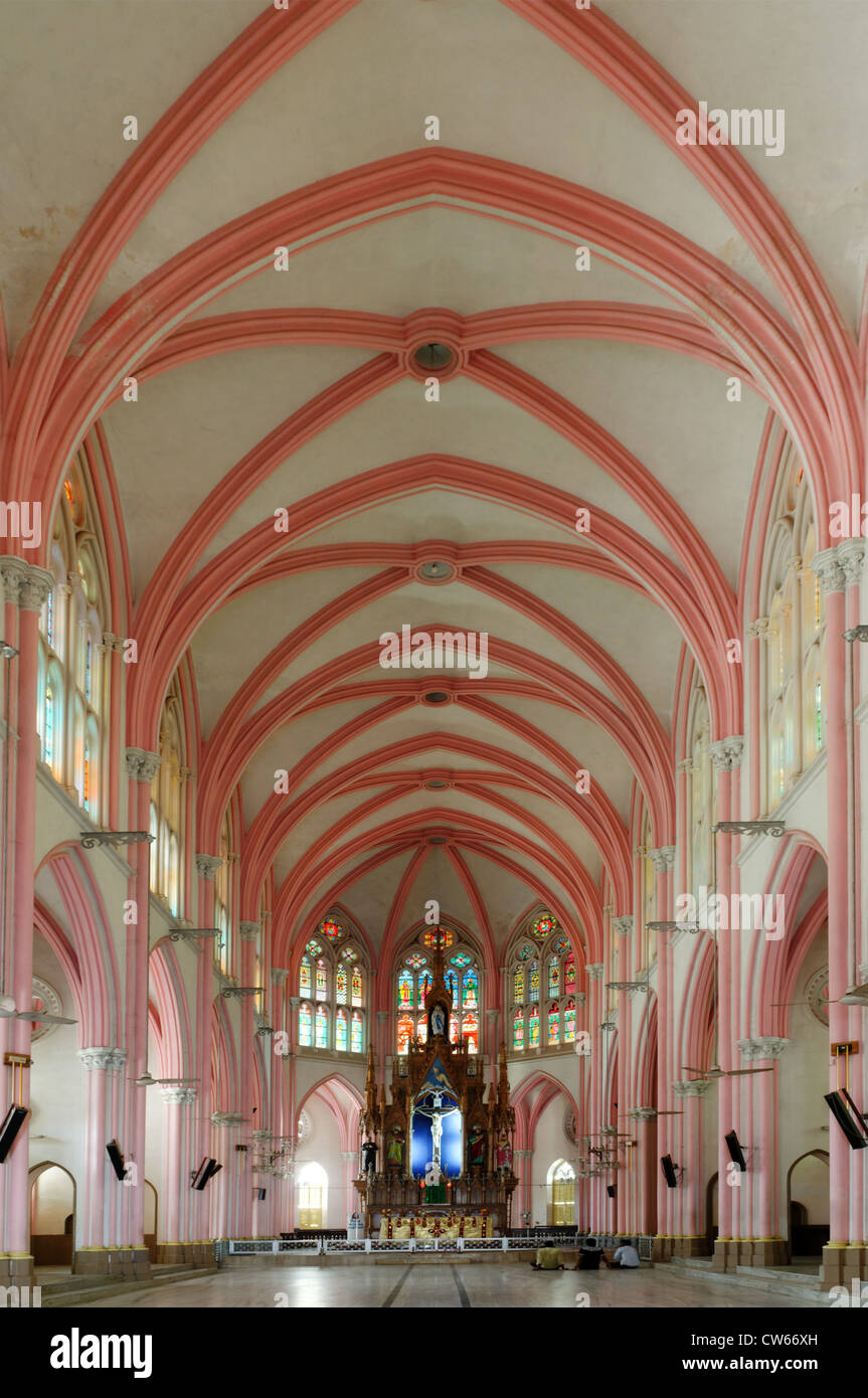 L'intérieur du Notre Dame de Lourdes église catholique de Tiruchirappalli (Trichy) en Inde du sud Banque D'Images