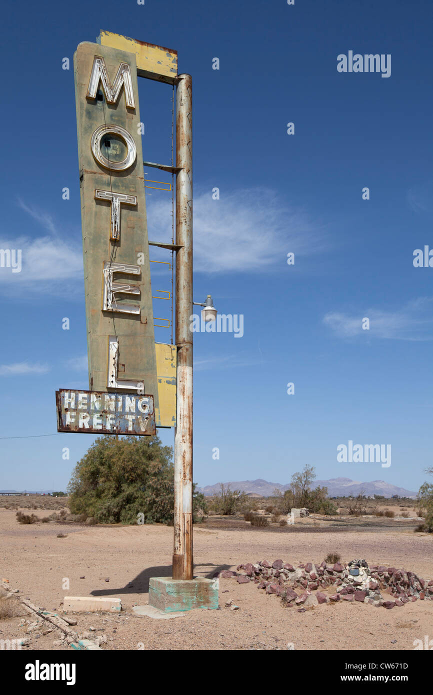 Pour l'enseigne au néon Hennings Motel abandonné le long de la Route 66 dans la région de Newberry Springs, en Californie. Banque D'Images