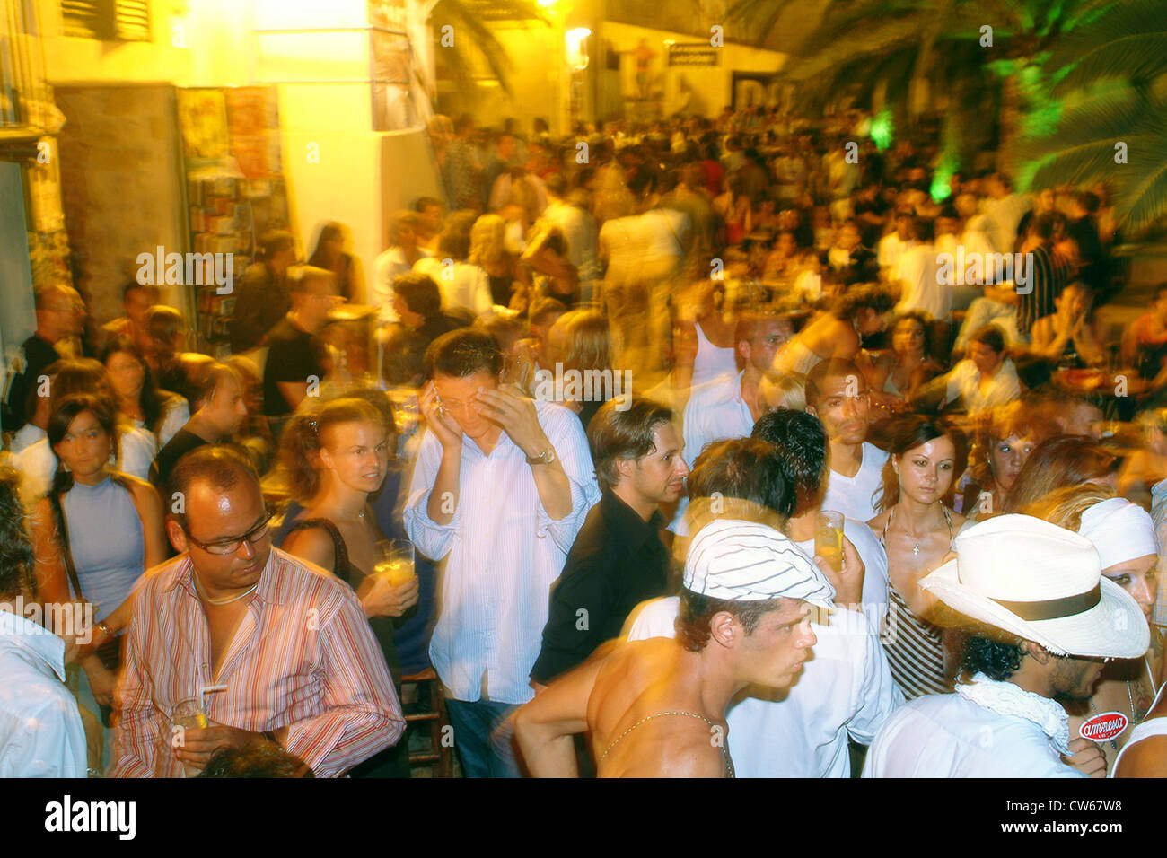 Les touristes dans une ruelle avec des terrasses de cafés de nuit, l'Espagne, Baléares Banque D'Images