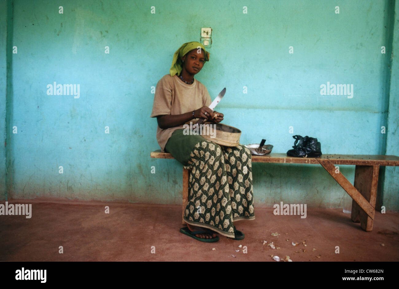Young woman peeling ail, Mali, Mopti Photo Stock - Alamy