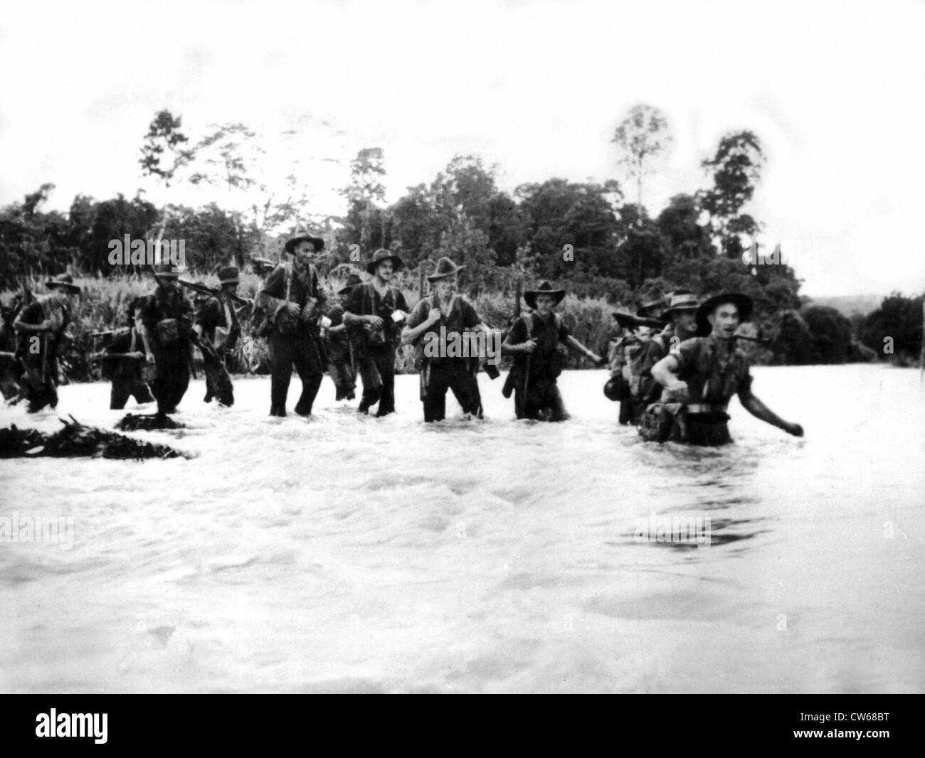 Les soldats australiens une rivière à gué en Guinée, juin 14,1944 Banque D'Images