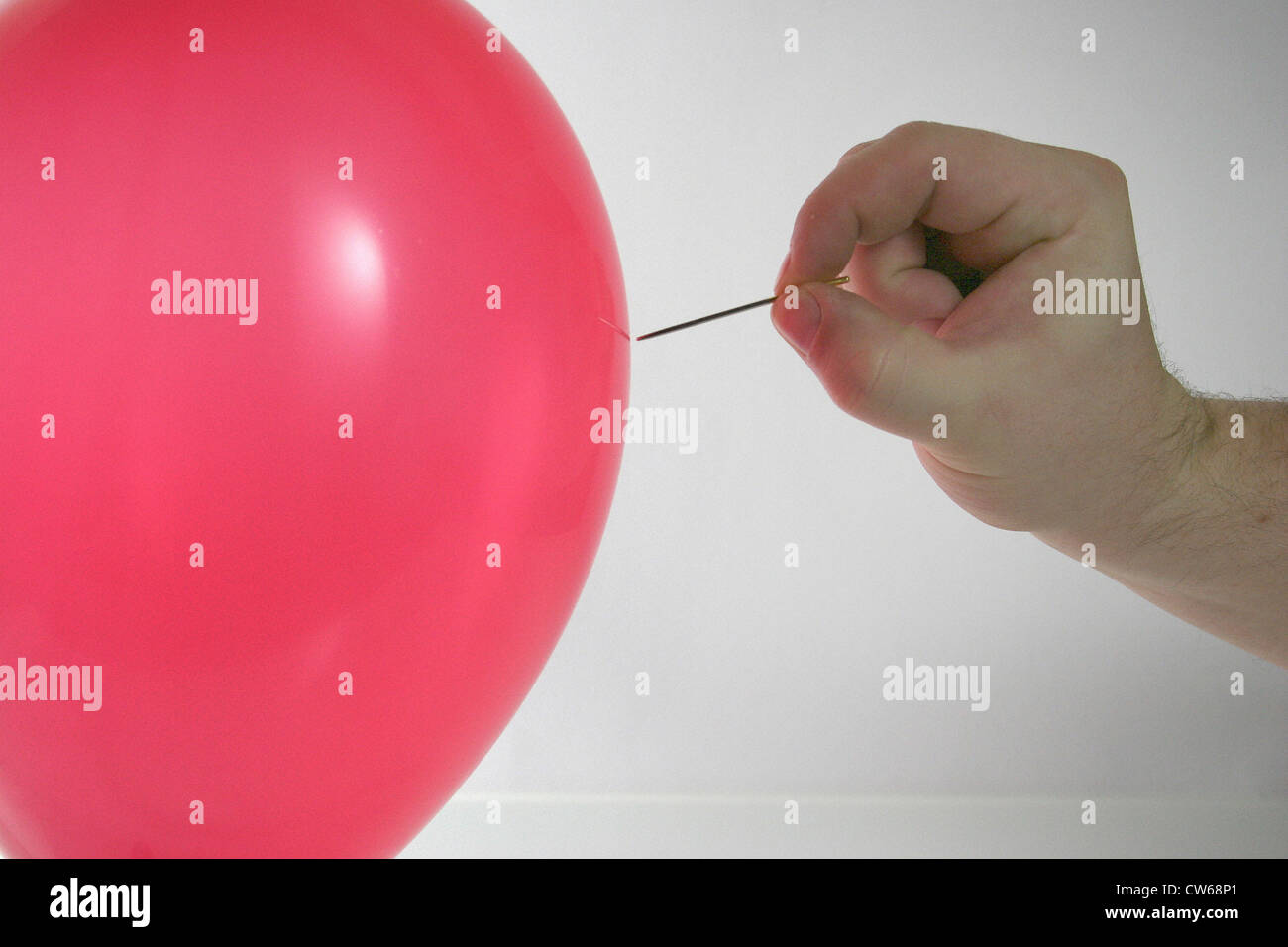 Percer un ballon avec une aiguille Photo Stock - Alamy