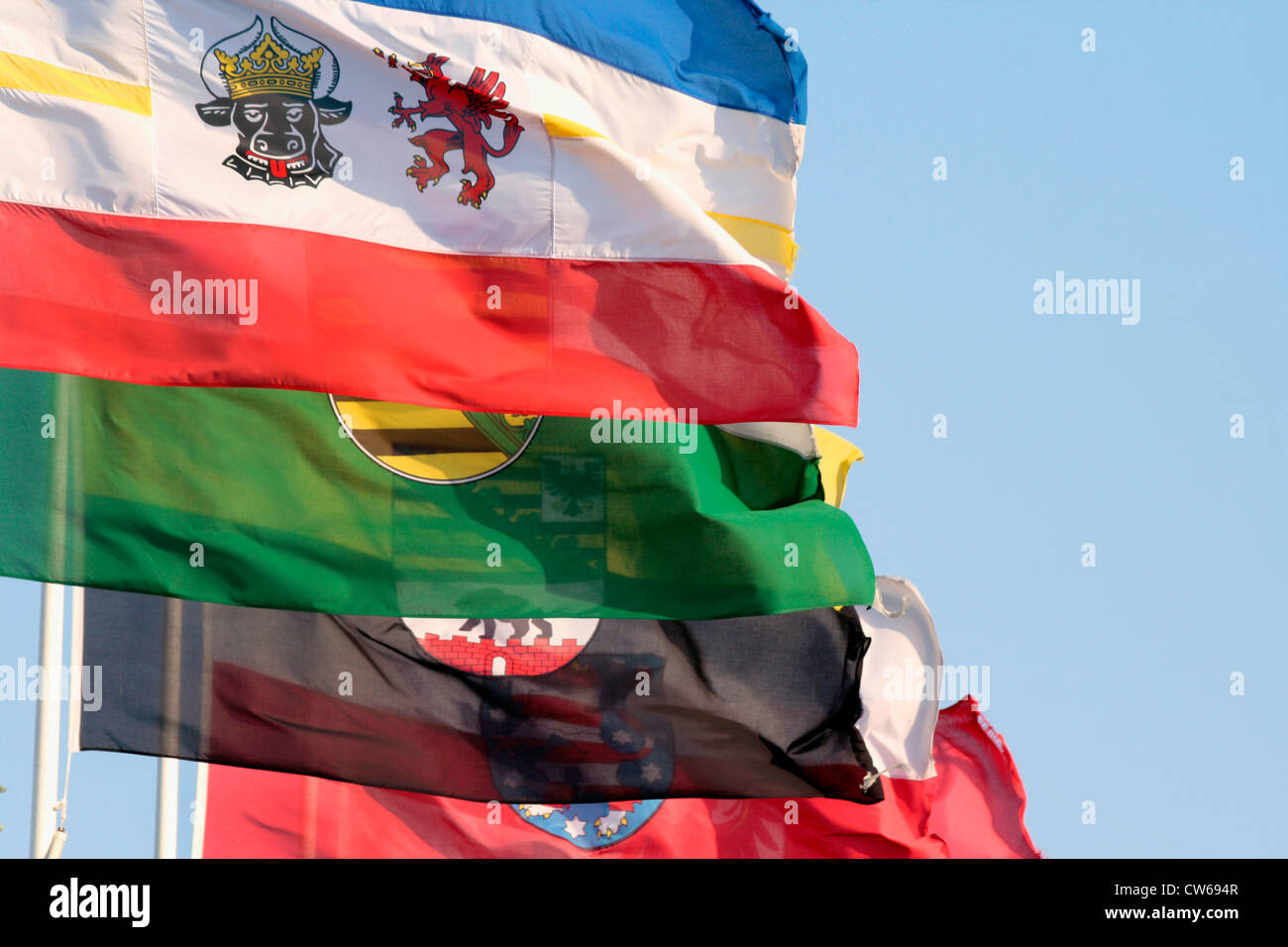 Flaggs dans le vent à la promenade de la plage de Dahme, Allemagne, Schleswig-Holstein Banque D'Images