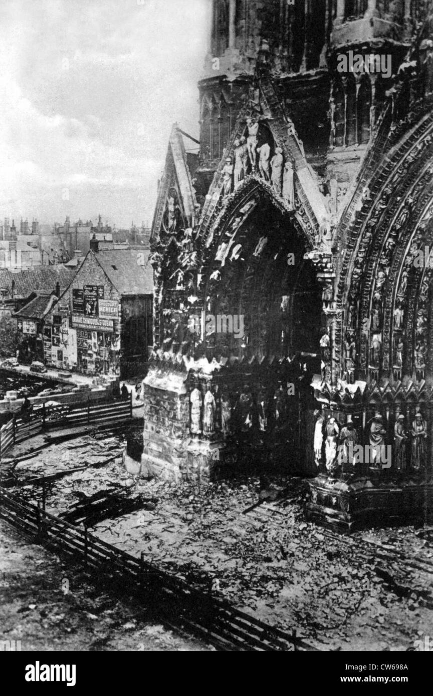 Cathédrale de Reims après les bombardements Photo Stock - Alamy