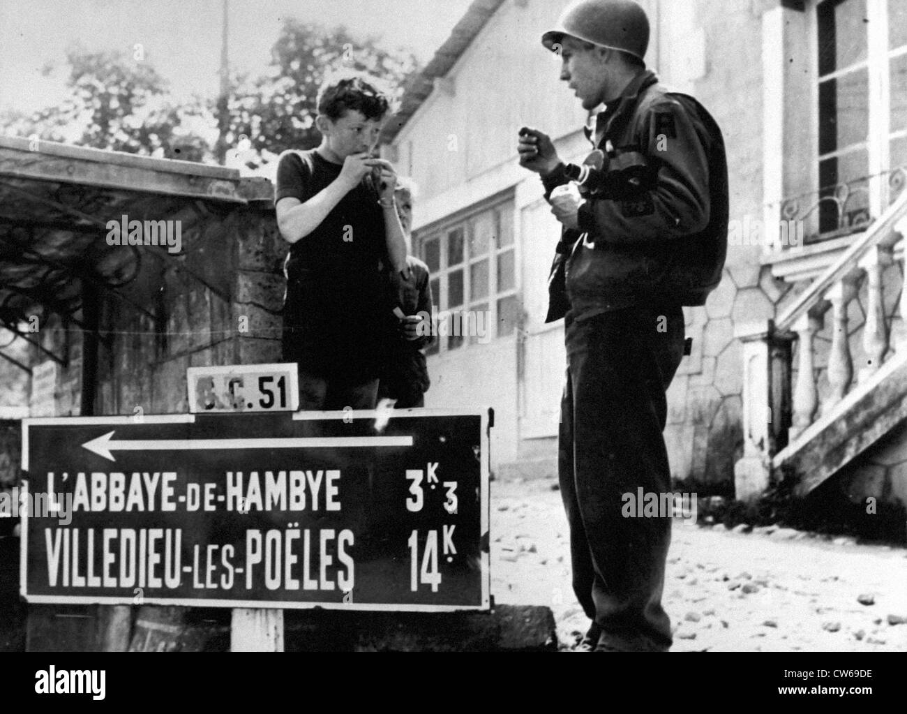 Les enfants français apprennent à mâcher de la gomme après la libération de Saint Hambye sur Juillet 29, 1944 Banque D'Images