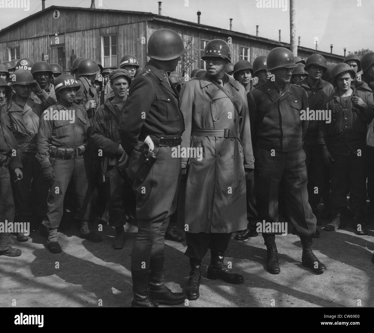 Les généraux américains visiter un camp de concentration Nazi à Ohrdruf (12 avril 1945) Banque D'Images