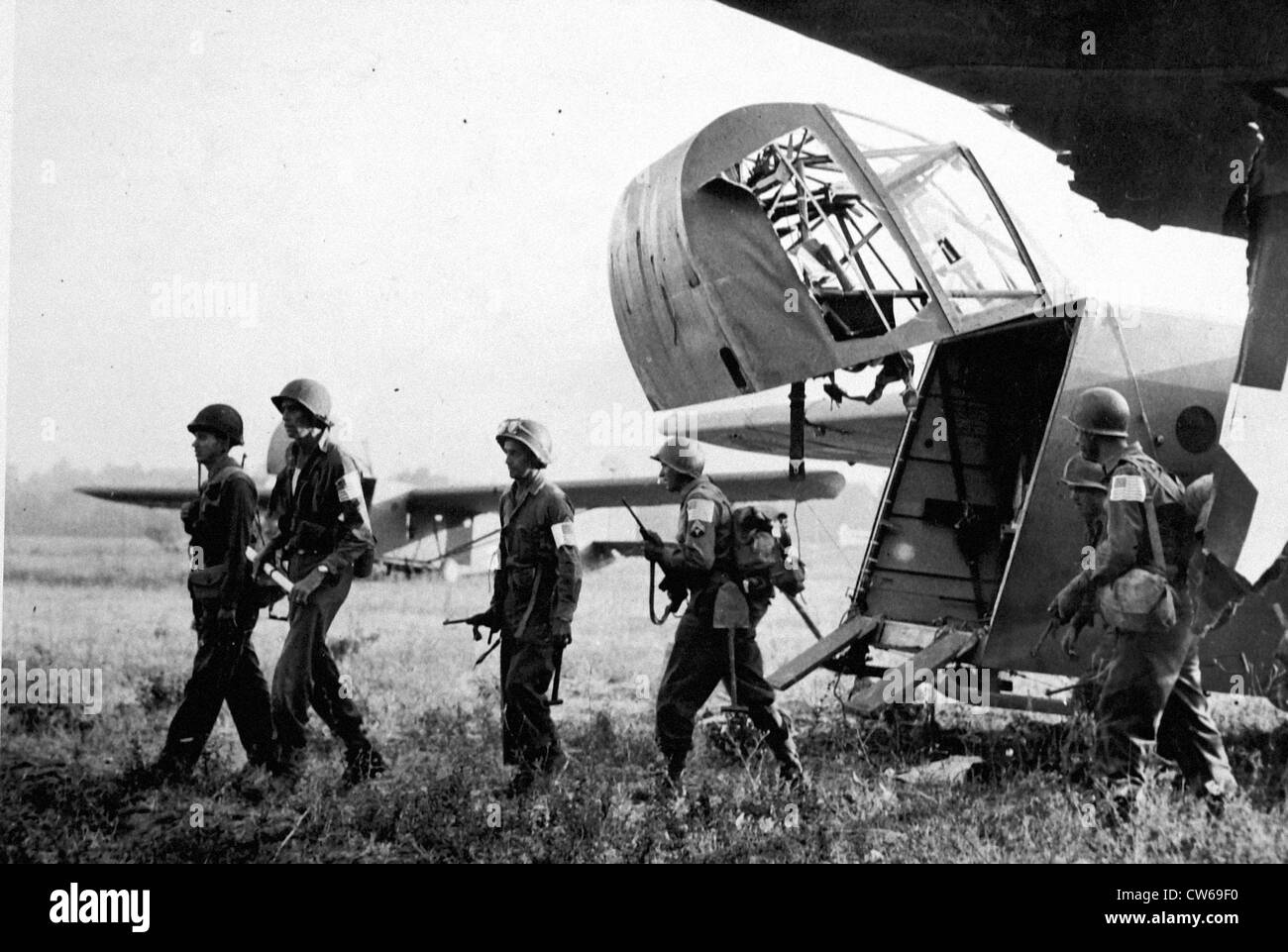 Les fantassins américains l'étape rapidement hors d'un planeur dans le sud de la France (août15,1944) Banque D'Images