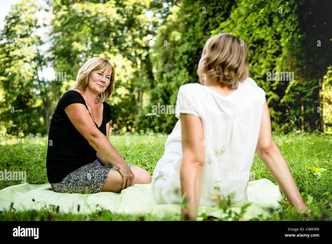 Senior woman chatting avec sa fille adulte dans la nature en plein air Banque D'Images