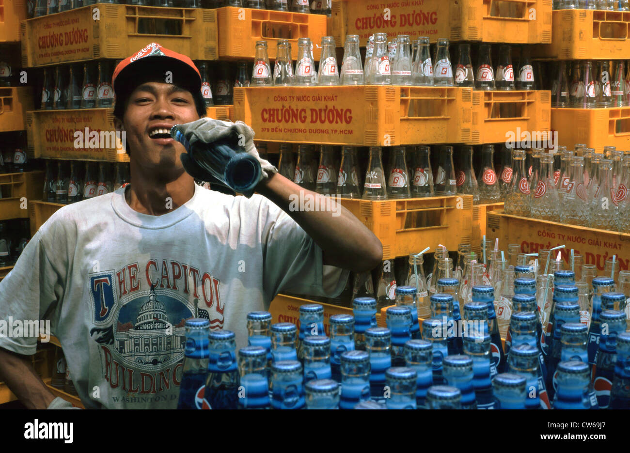 Jeune homme entre les bouteilles en verre, Vietnam Banque D'Images