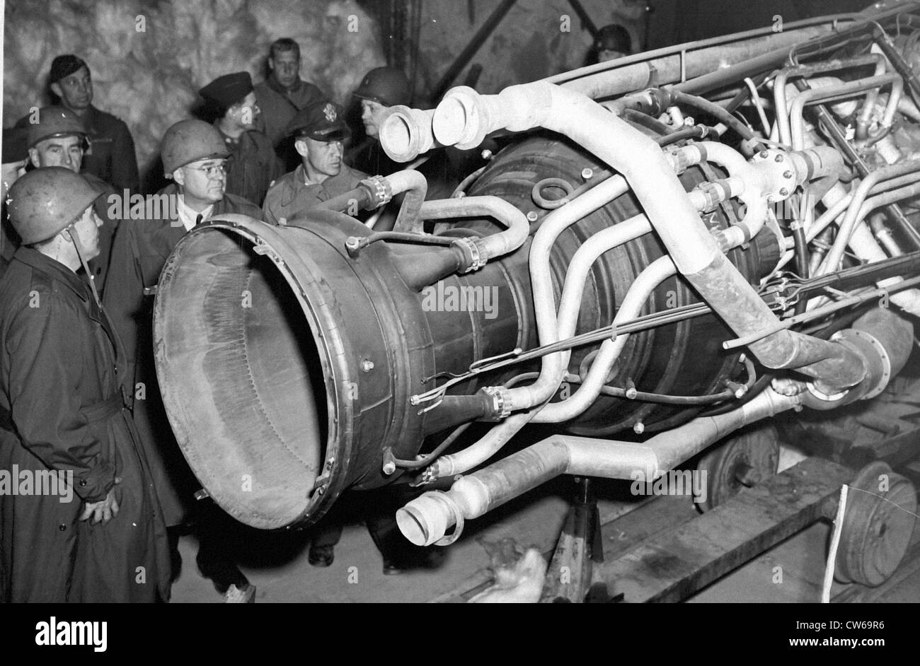 Les membres du Congrès américain allemand vue V-2 à Nordhausen (Allemagne) Peut 1,1945. Banque D'Images