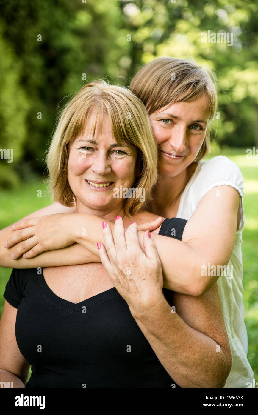 Outdoor portrait of smiling happy mother with her daughter Banque D'Images