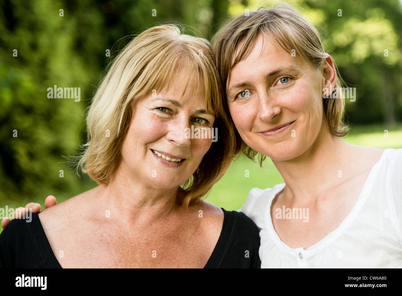 Outdoor portrait of smiling happy mother with her daughter Banque D'Images
