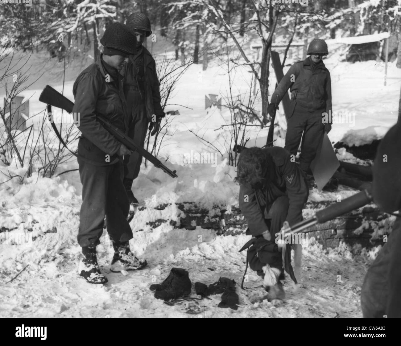 Un soldat allemand avec U.S ARMY pantalons et chaussures (Belgique, 13 janvier 1945) Banque D'Images