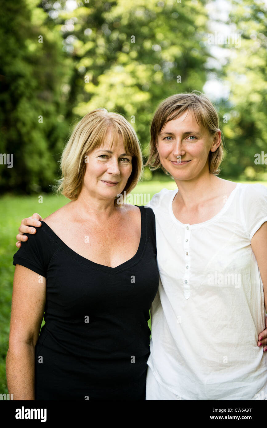 Outdoor portrait of smiling happy mother with her daughter Banque D'Images