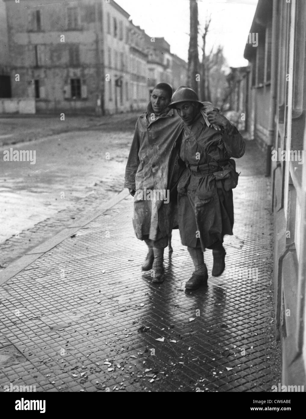 Un soldat marocain français sida camarade blessé à Mulhouse (23 novembre 1944) Banque D'Images