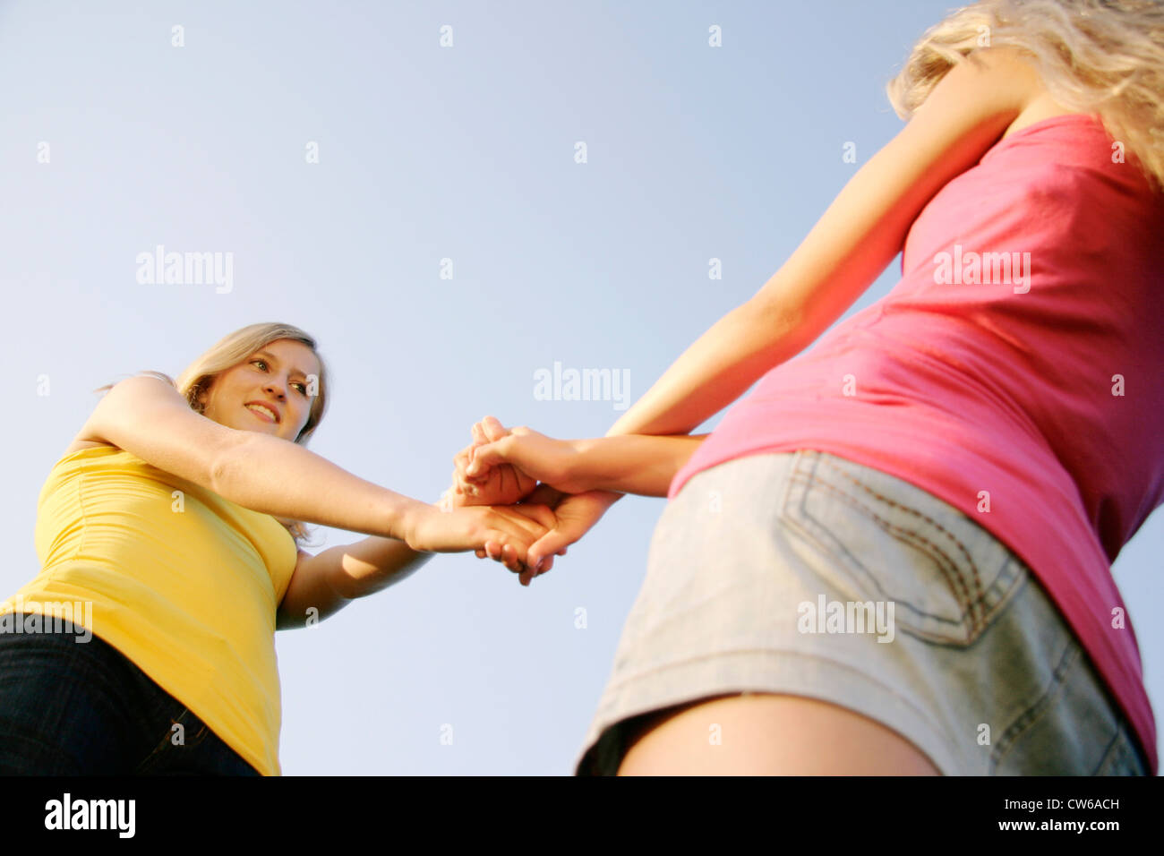 Deux jeunes filles s'amusant Banque D'Images