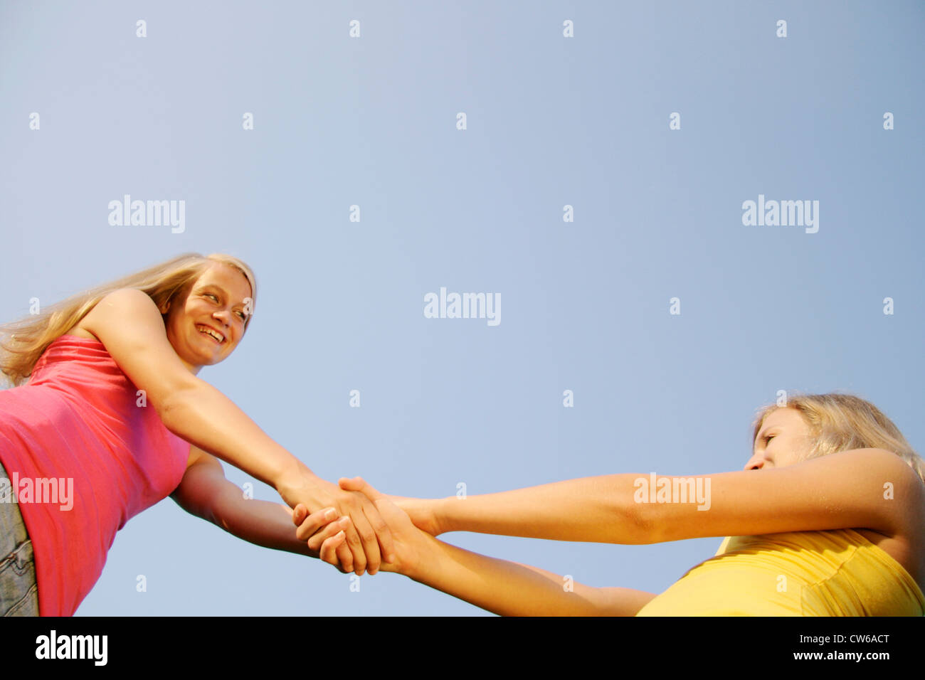 Deux jeunes filles s'amusant Banque D'Images