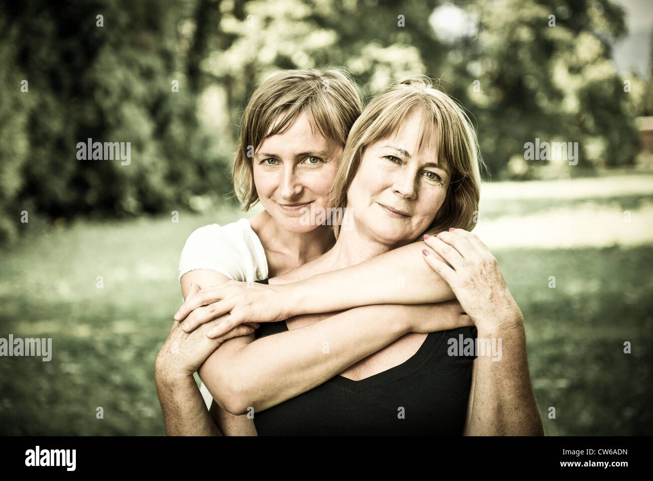 Outdoor portrait of smiling happy mother with her daughter Banque D'Images