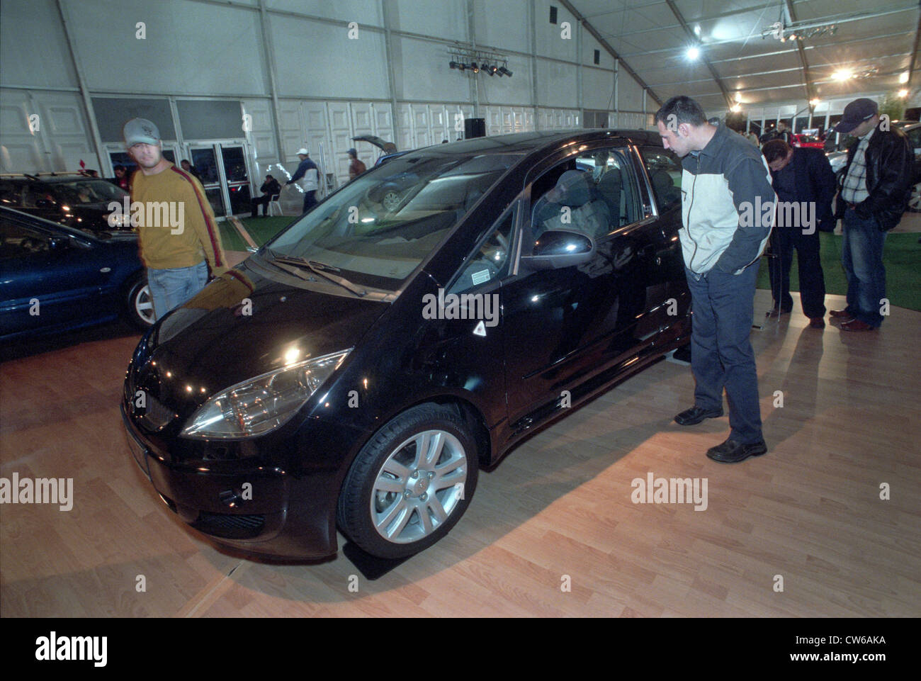 Mitsubishi Colt CZT Noir cosmos dans un salon de l'auto à Bucarest, Roumanie Banque D'Images