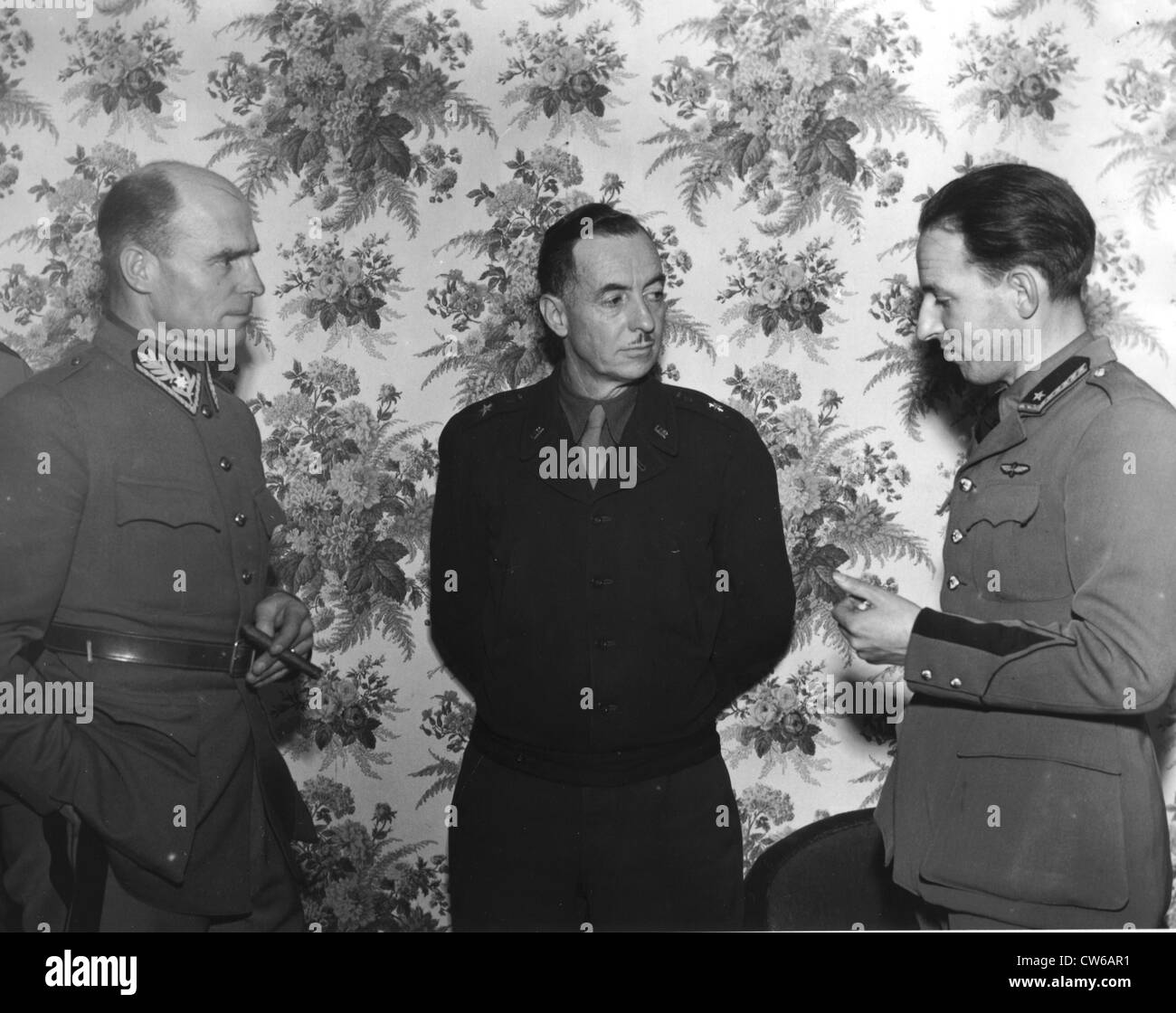 Des officiers de haut rang de l'armée suisse visiter les installations américaines en France (décembre 1944) Banque D'Images