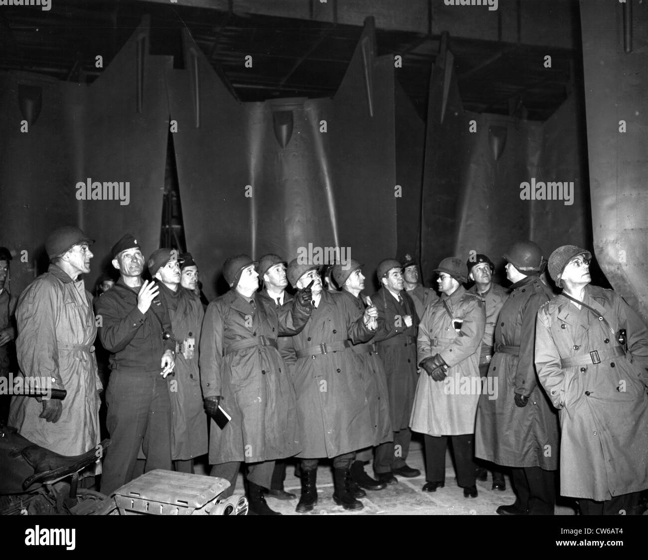 Visitez un membre du Congrès américain underground V-fabrique de bombes à Nordhausen (Allemagne) le 1 mai, 1945 Banque D'Images