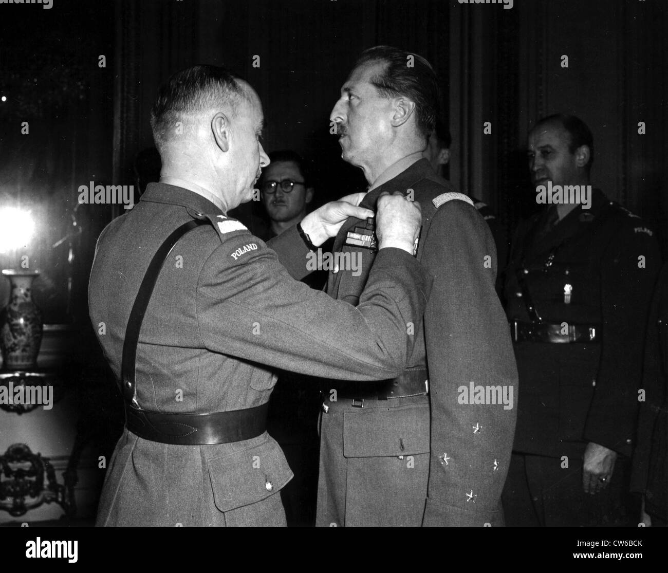 Le lieutenant général Kopanski, Armée polonaise, pins'Ordre Virtuti' sur le français général Joseph Koenig, à Paris (France) 17 Décembre 1944 Banque D'Images