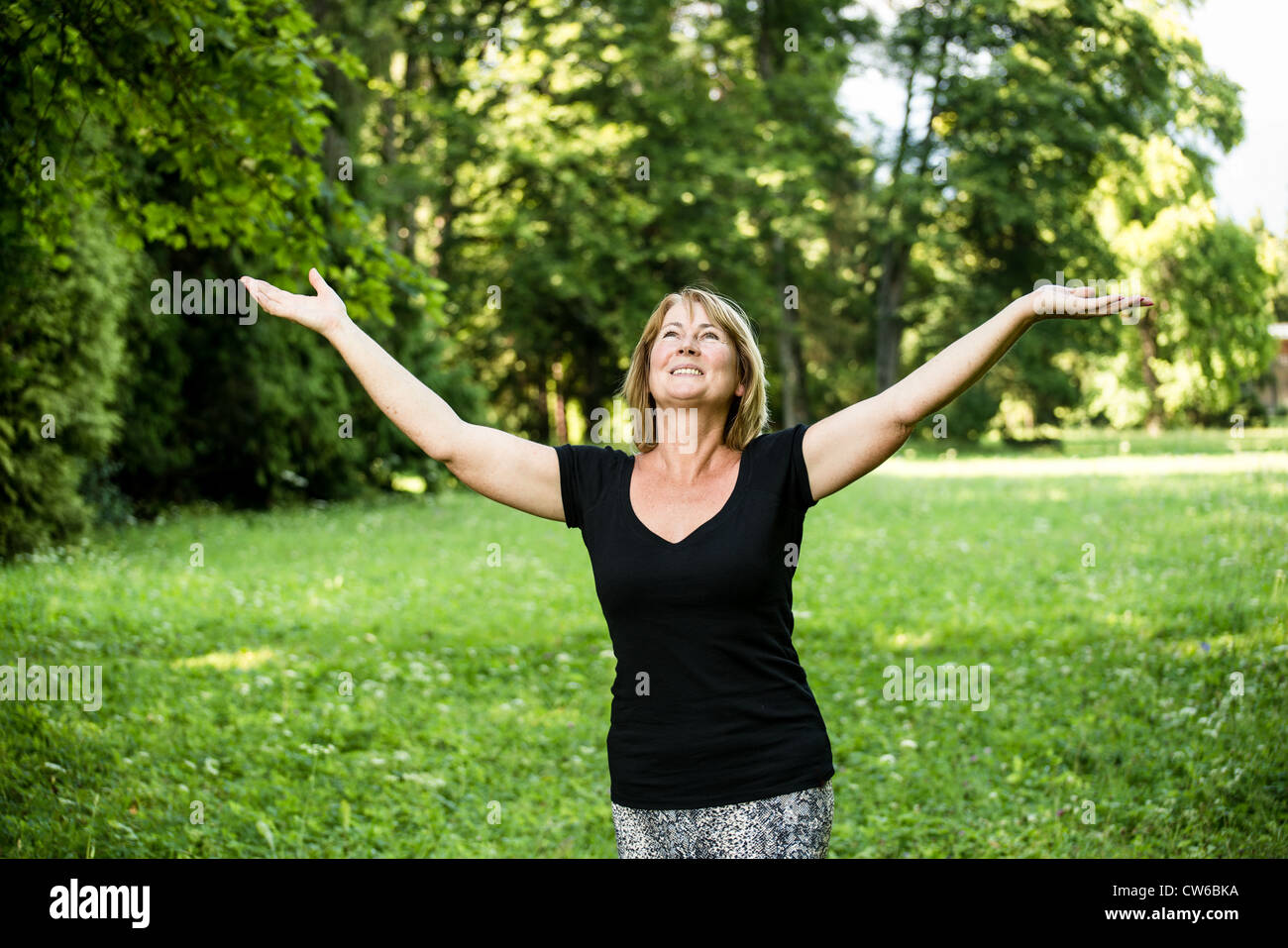 Style de photo de happy smiling senior femme profiter de la vie en plein air Banque D'Images