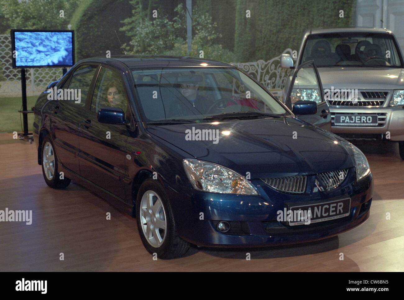 Mitsubishi Lancer bleu dans un salon de l'auto à Bucarest, Roumanie Banque D'Images