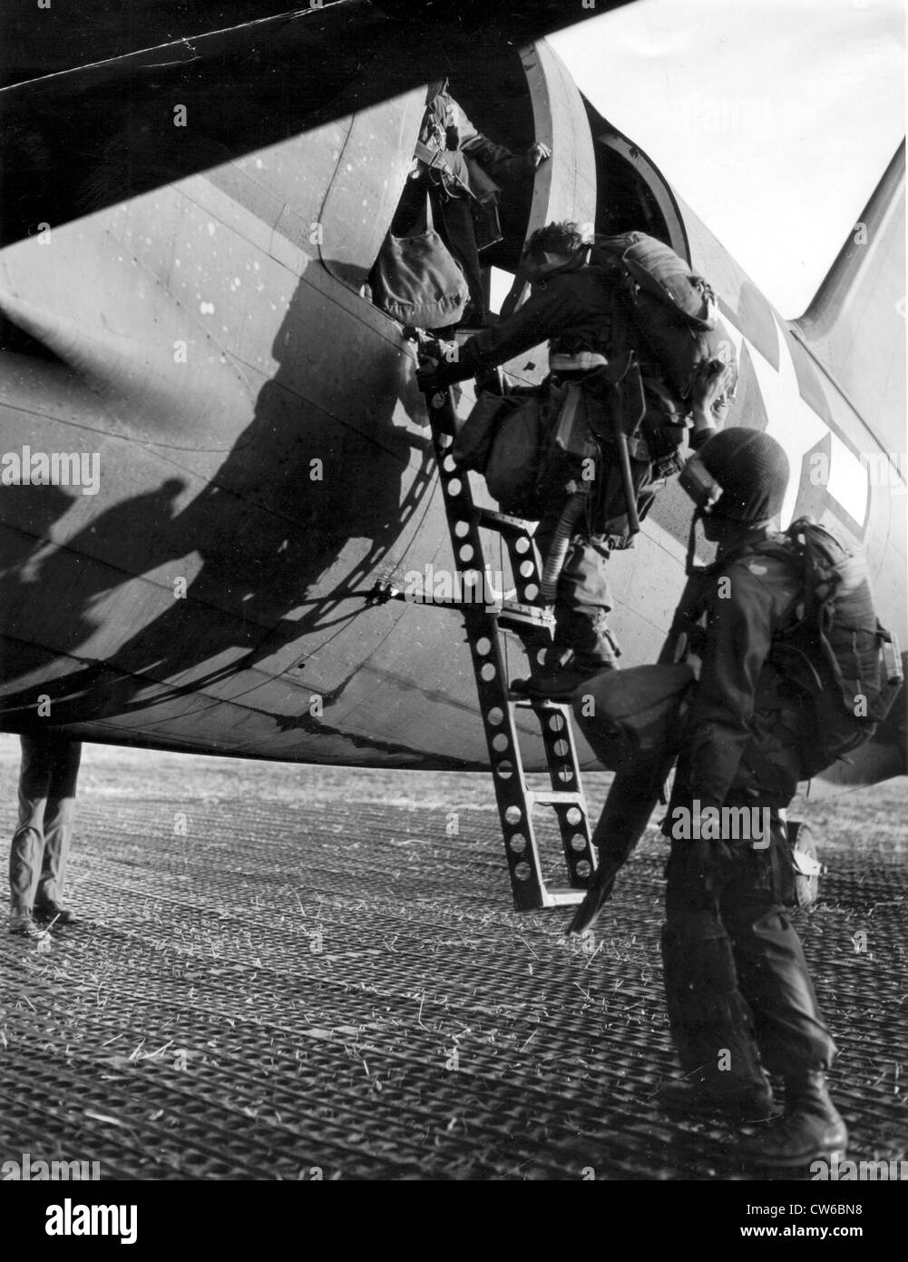 Les parachutistes de l'Armée U.S montez à bord de C-46 (mars 24,1944) Banque D'Images