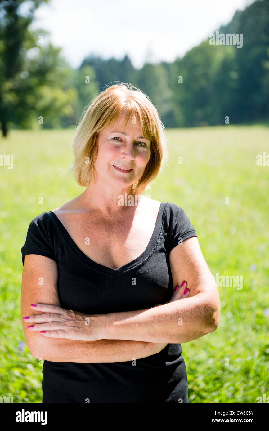 Portrait of attractive senior woman - piscine en plein air dans la nature Banque D'Images