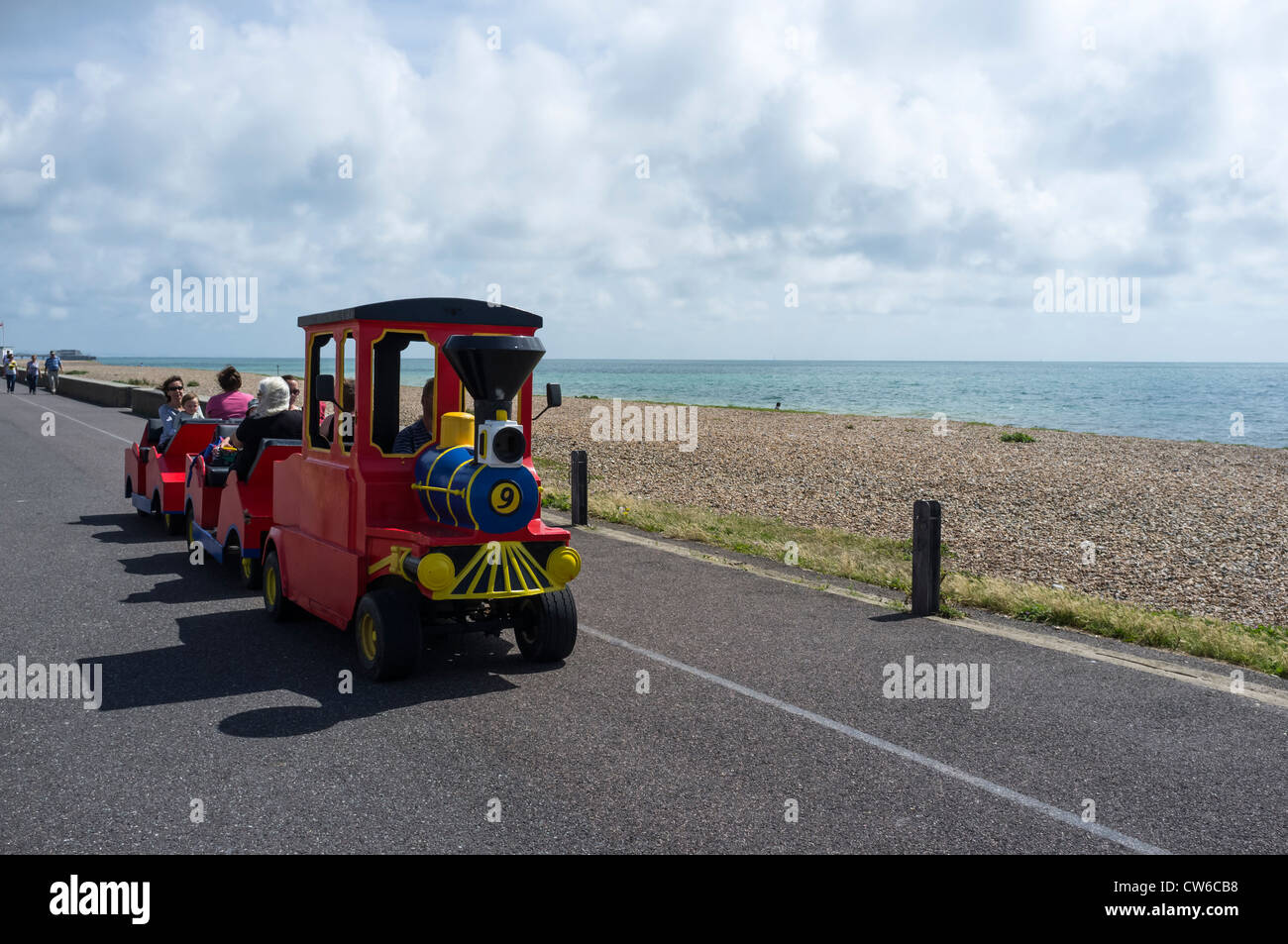 Petit train routier sur Worthing promenade Banque D'Images