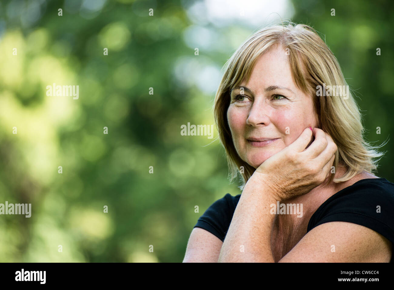 Portrait of attractive senior woman - piscine en plein air dans la nature Banque D'Images