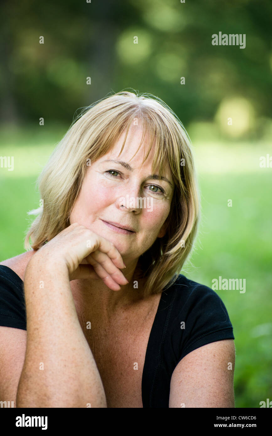 Portrait of attractive senior woman - outdoor le jour ensoleillé Banque D'Images